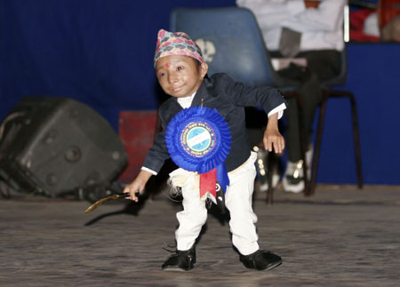 Shortest man in the world dances