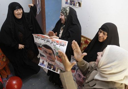 Shoe-throwing Iraqi reporter set to be released