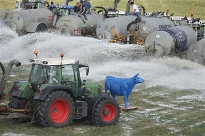 Euro farmers dump milk to protest price slump