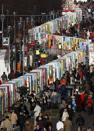 Giant dominoes form tribute to Berlin Wall's fall