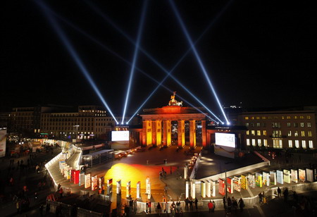Giant dominoes form tribute to Berlin Wall's fall