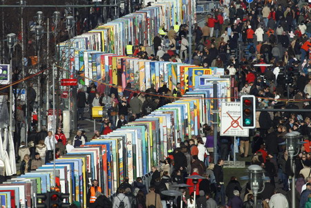 Giant dominoes form tribute to Berlin Wall's fall