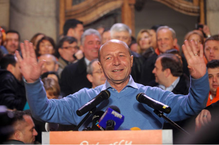 Incumbent president leads in Romania's run-off