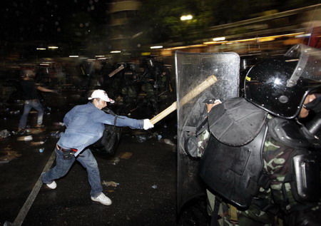 19 die, 825 injured in Bangkok clashes