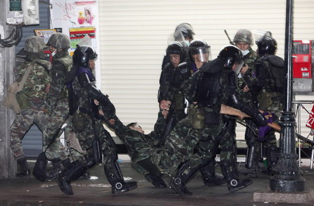 19 die, 825 injured in Bangkok clashes