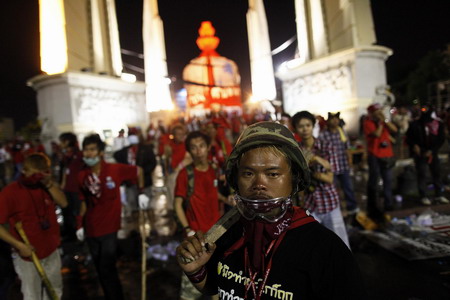 19 die, 825 injured in Bangkok clashes