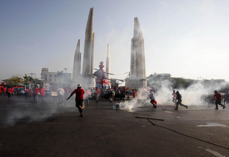 19 die, 825 injured in Bangkok clashes