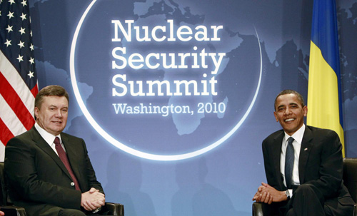 Ukraine to give up nuke material; boost for summit