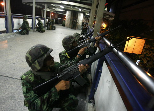 Thai army to meet as troops defend Bangkok bank area