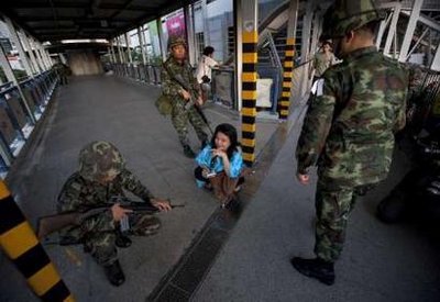 Thai army to meet as troops defend Bangkok bank area