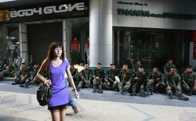 Thai army to meet as troops defend Bangkok bank area