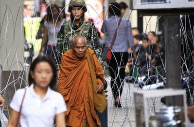 Thai army to meet as troops defend Bangkok bank area