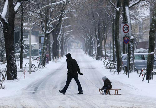 Heavy snow strands Christmas travellers in Europe