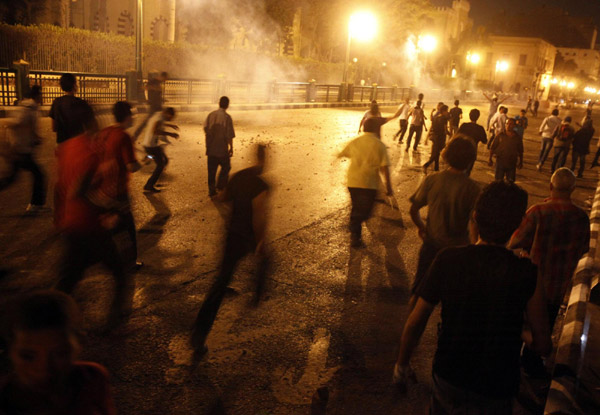Egyptian police clash with protestors in Cairo