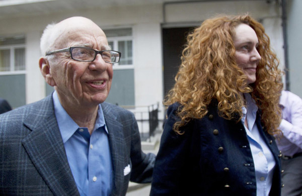 Murdoch flies to UK as paper dies, scandal lives