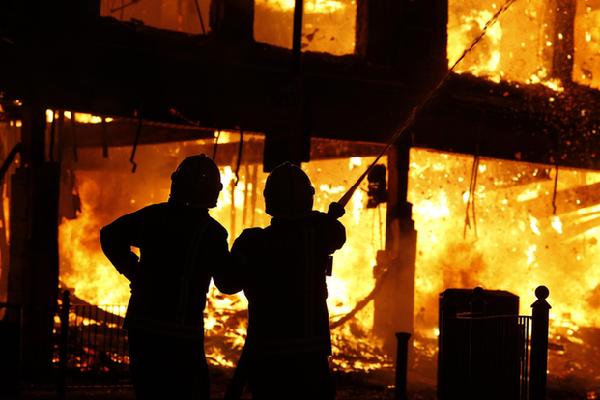 London rioters attack police