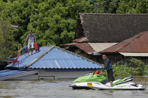 Deadly Thai floods close factories, threaten Bangkok