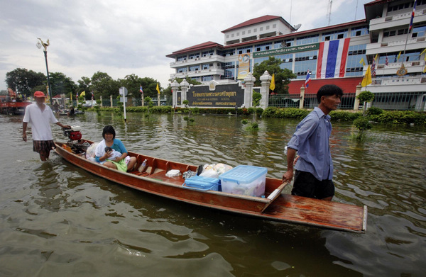 Deadly Thai floods close factories, threaten Bangkok