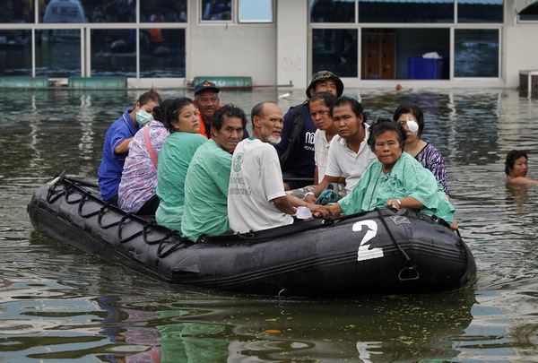 Deadly Thai floods close factories, threaten Bangkok