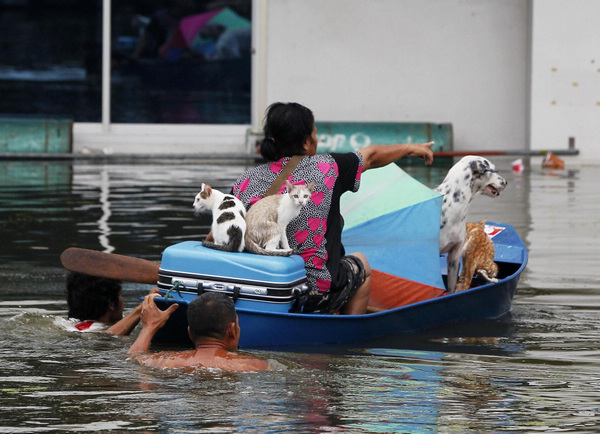 Deadly Thai floods close factories, threaten Bangkok