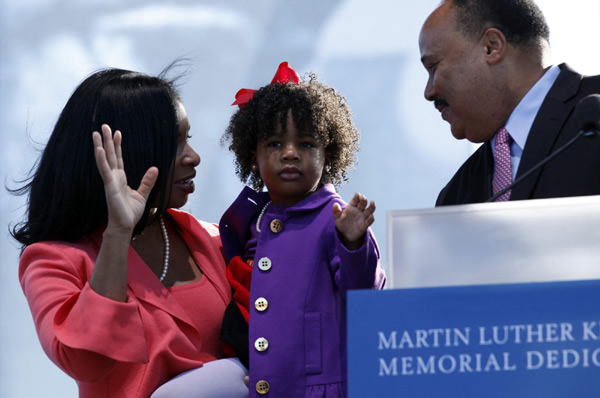 Obama dedicates King memorial in Washington