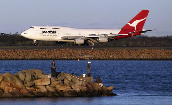 Qantas grounds all aircraft over labor dispute