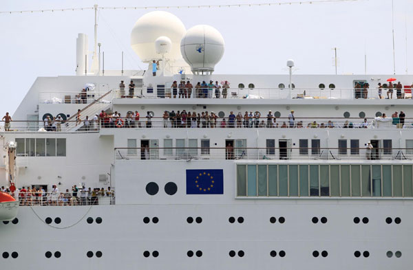 Disabled cruise ship docks in Seychelles port