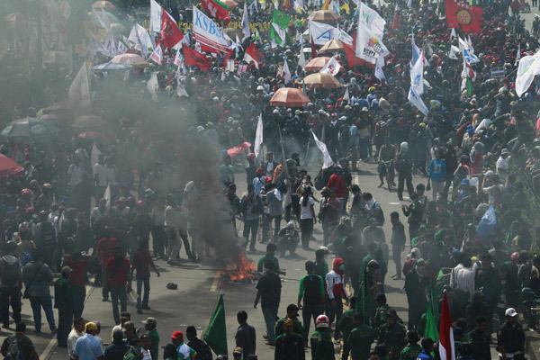 Protest against fuel prices oubeaks in Jakarta