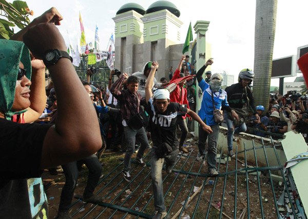 Protest against fuel prices oubeaks in Jakarta