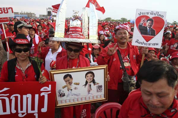 Thaksin addresses 'red shirts' in Cambodia