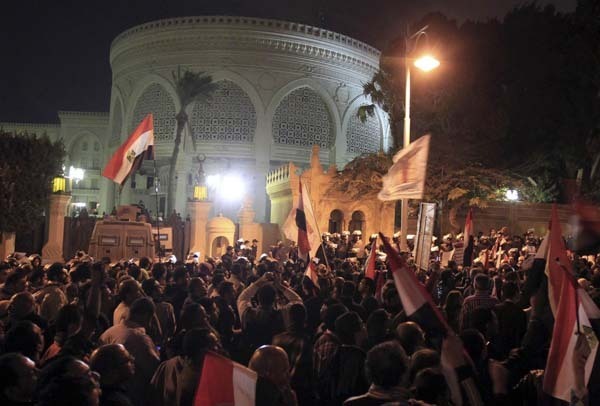 Egypt's Morsi leaves palace amid violent protest