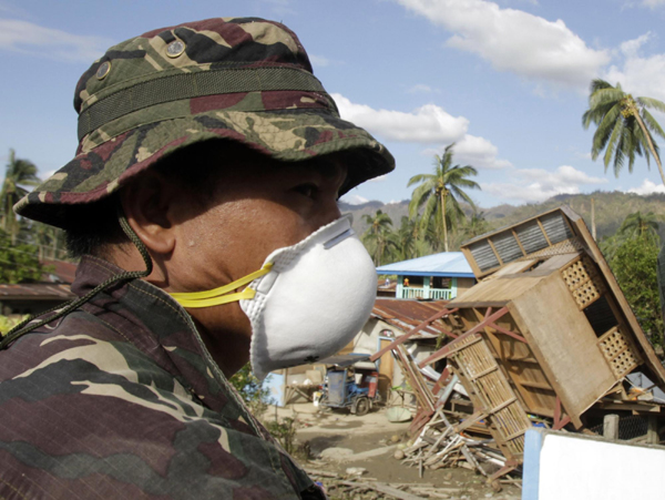 Typhoon Bopha kills at least 325 in Philippine