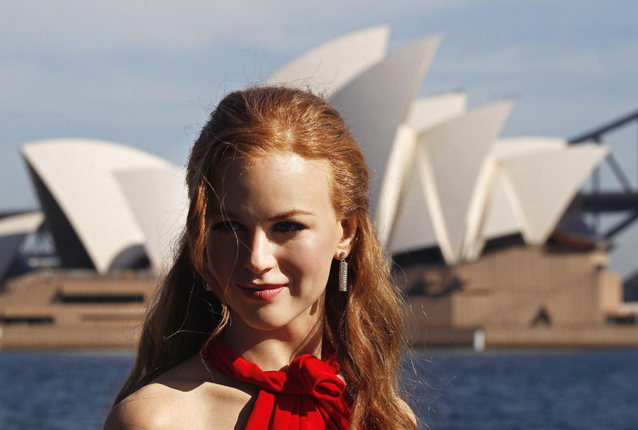 Wax figures of celebrities placed at Sydney Harbor