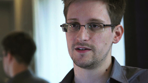 Snowden officially asks for asylum in Russia