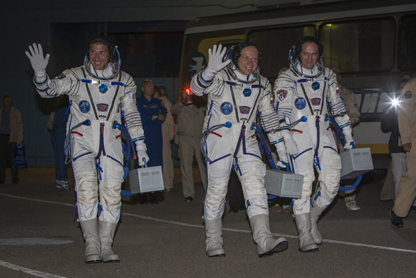 Joint Russian-US crew blasts off for space station