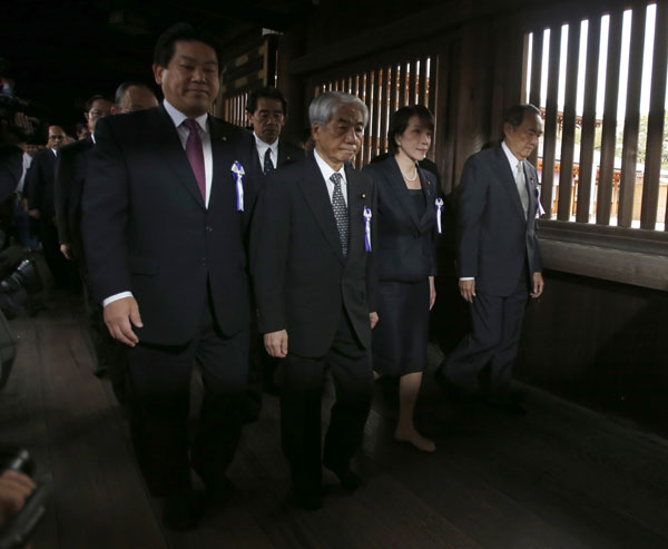 Beijing criticizes Abe's shrine offering