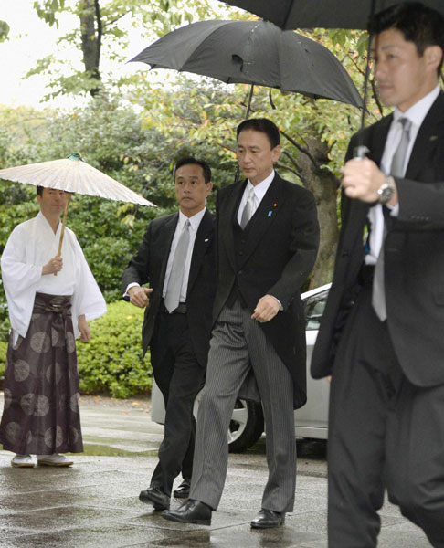 Japan's minister visits war-linked shrine
