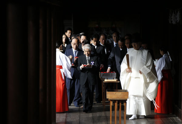 About 160 Japanese lawmakers visit Yasukuni Shrine