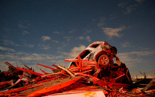 Survivors of Midwest tornado sift through wreckage