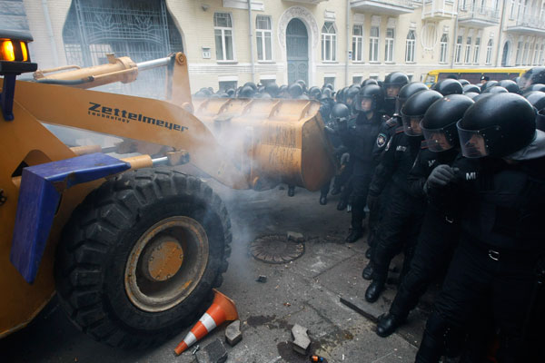 Ukraine govt warns protesters against mass disorder