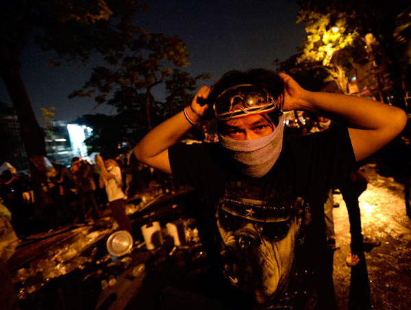 Thai PM calls for talks, protest leader defiant