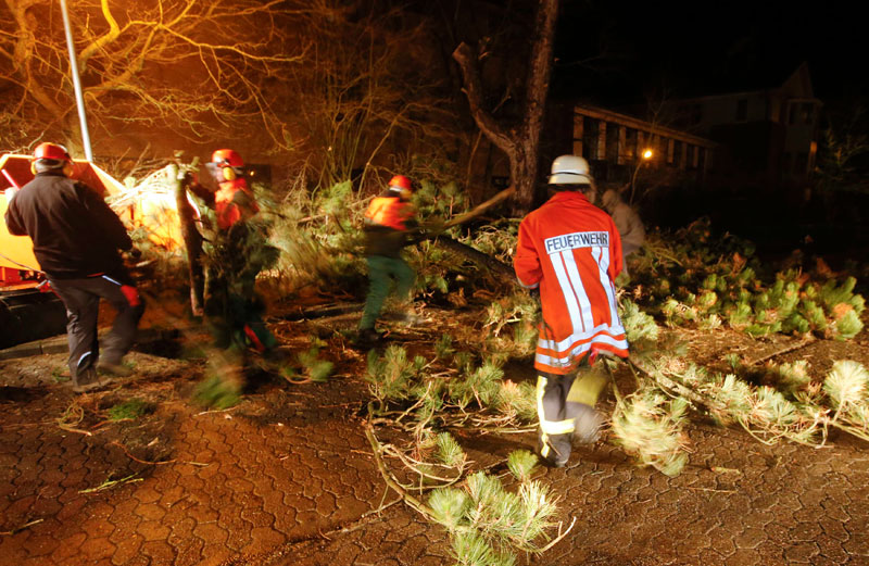 Storm Xaver wreaks havoc in Britain, head to Europe