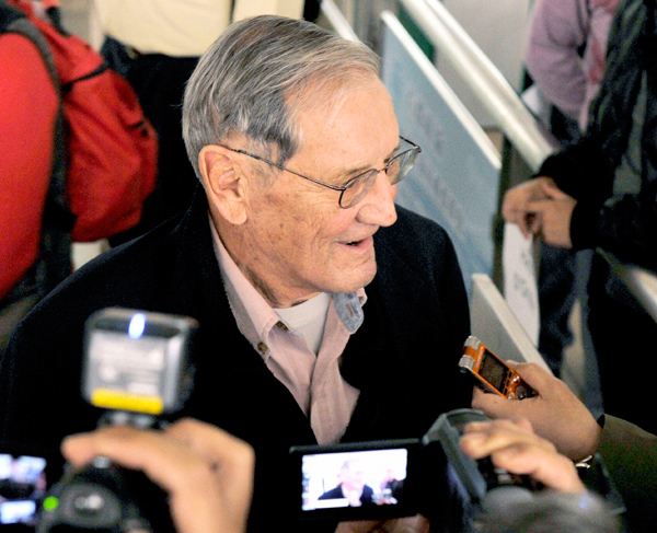 US war vet, 85, arrives home