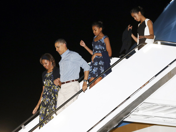 Obamas hit Hawaii for year-end vacation