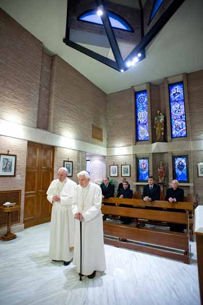 Pope and ex-pope pray together in Christmas meeting