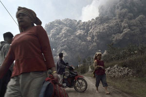 Volcano erupts in Indonesia, airports closed