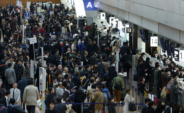 Heavy snow disrupts power and flights in Japan