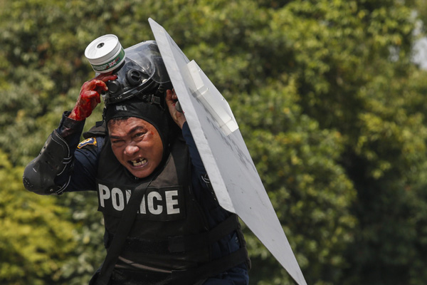 Policeman and protester killed in Bangkok clashes