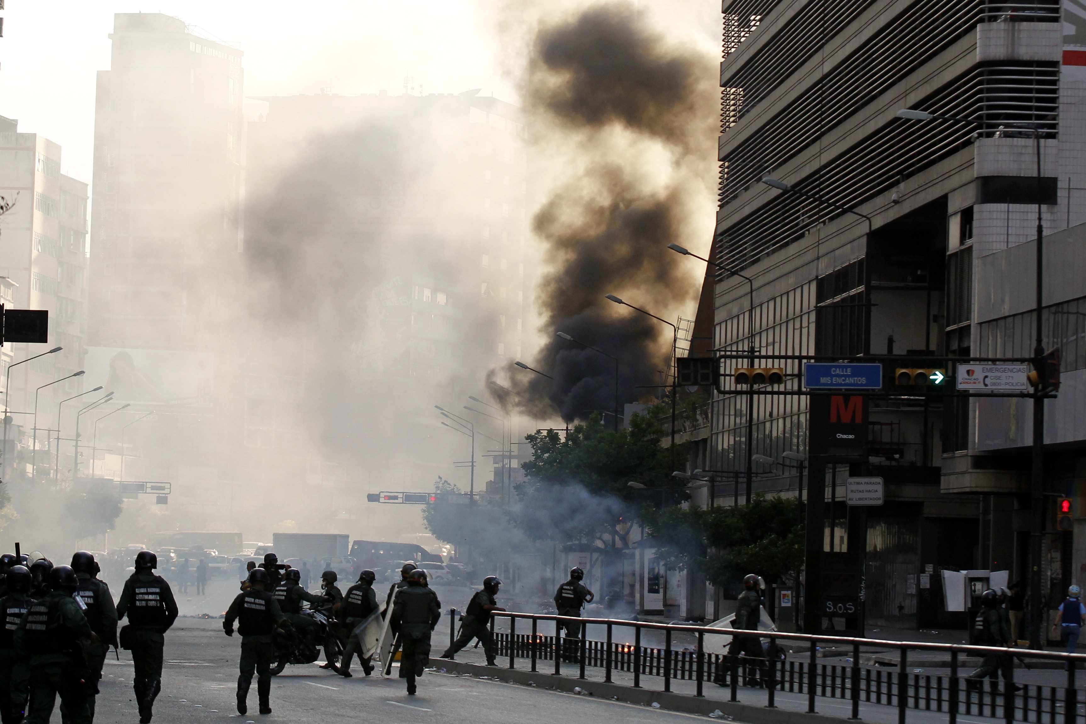 Venezuelan anti-govt protesters set fire in rally