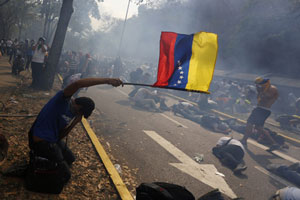 Venezuelan anti-govt protesters set fire in rally